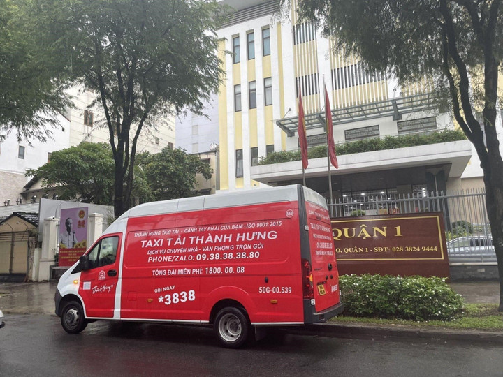 Hotline 4 số *3838 của Taxi Tải Thành Hưng giúp khách hàng liên hệ dễ dàng, nhanh chóng.