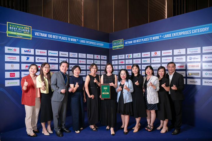 Bà Milly Cheng, Tổng Giám đốc Công ty Coca-Cola Việt Nam và các đại diện công ty nhận giải "100 Nơi làm việc tốt nhất Việt Nam năm 2024"