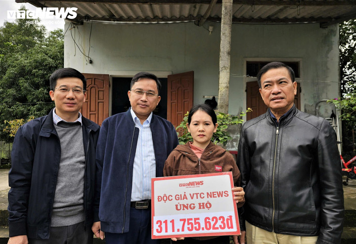 Gia đình chị Chung đón nhận số tiền do bạn đọc Báo điện tử VTC News ủng hộ. (Ảnh: T.T)