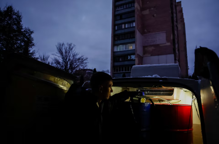 Người dân Ukraine phải lên kế hoạch sinh hoạt theo lịch cắt điện. (Ảnh: Reuters)