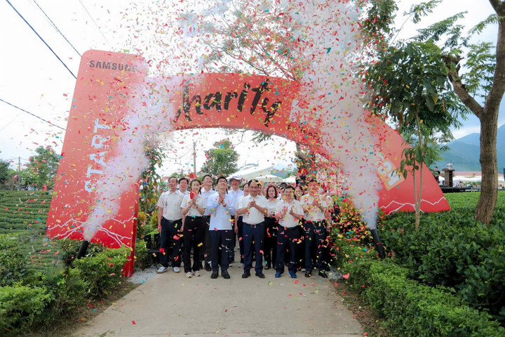 Bí thư Tỉnh ủy Thái Nguyên, ông Trịnh Việt Hùng, Tổng Giám đốc nhà máy SEVT cùng các Phó Giám đốc nhà máy SEVT, lãnh đạo địa phương tham gia sự kiện đi bộ.