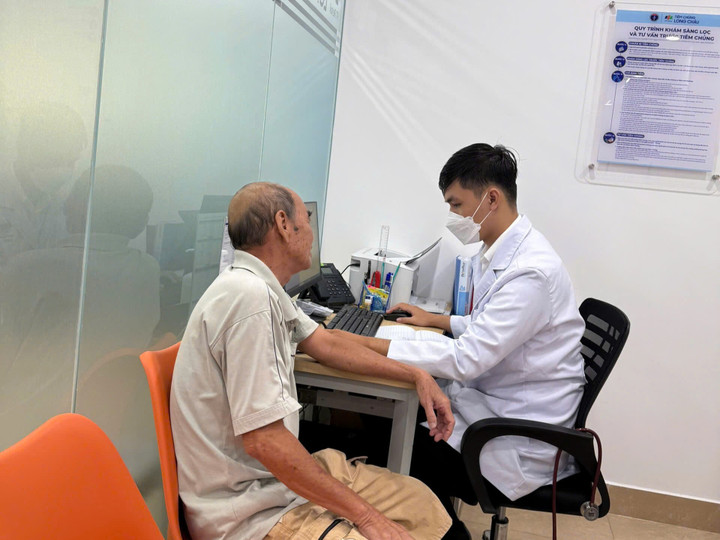 Nhờ sự hỗ trợ của AI, bác sĩ tại Tiêm chủng Long Châu có thể xây dựng một phác đồ tiêm hiệu quả, được cá nhân hóa cho khách hàng.