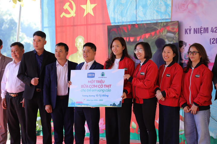 Đại diện nhãn hàng CHIN-SU và Quỹ Trò nghèo vùng cao trao bảng tượng trưng “Một triệu bữa cơm có thịt” với tổng kinh phí 10 tỷ đồng trong năm học 2024 - 2025 tại trường PTDTBT & Tiểu học Tân Tiến.