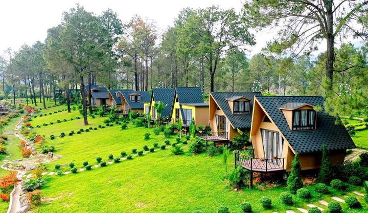 Khuôn viên tổ chức cắm trại rộng rãi, thoáng mát tha hồ cho bạn vui chơi.