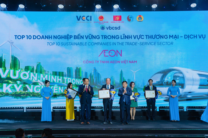 Tổng Giám đốc AEON Việt Nam nhận danh hiệu Top 3 doanh nghiệp bền vững - lĩnh vực Thương mại Dịch vụ.