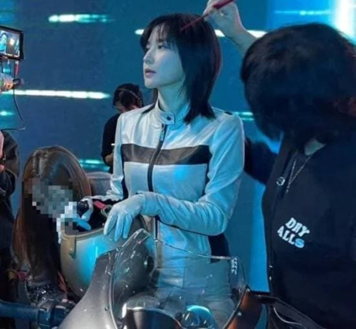 Lee Young Ae cưỡi mô tô ở tuổi U60.