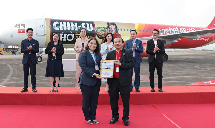 Vietjet và Masan Consumer trao thỏa thuận hợp tác & cắt băng khai trương tàu bay tại lễ ký kết.