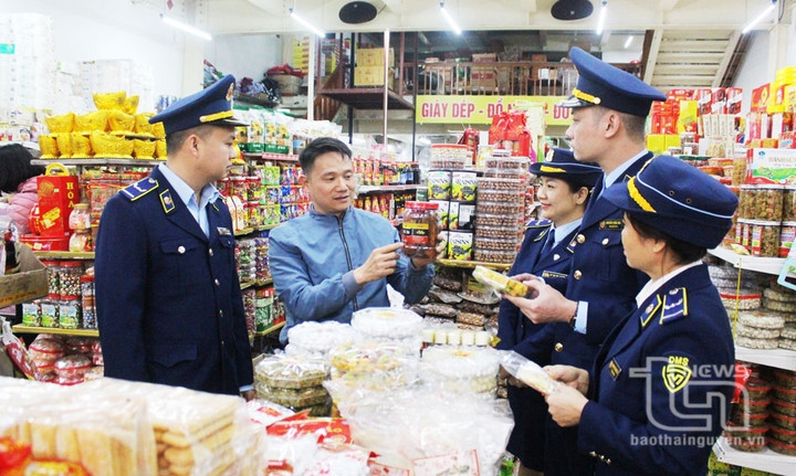 Đội Quản lý thị trường số 2 (Cục Quản lý thị trường tỉnh Thái Nguyên) kiểm tra việc chấp hành các quy định của pháp luật tại một cơ sở kinh doanh hàng tạp hóa trên địa bàn TP. Thái Nguyên.