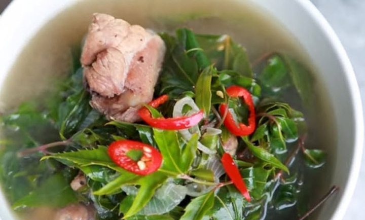 Canh sườn non lá đinh lăng.