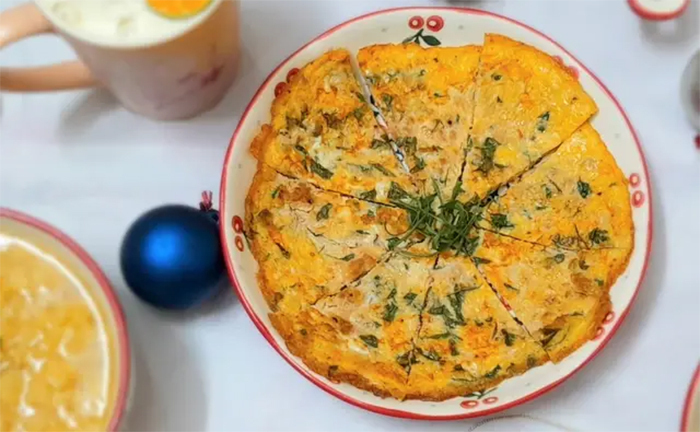 Trứng chiên lá đinh lăng. (Ảnh: Annie Vo - Cookpad)
