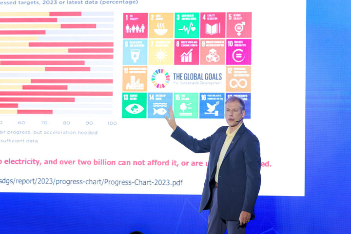 Cựu Đặc phái viên của Ngoại trưởng Mỹ về biến đổi khí hậu Daniel Kammen đề xuất cấm bán xe chạy bằng xăng dầu trong tương lai.