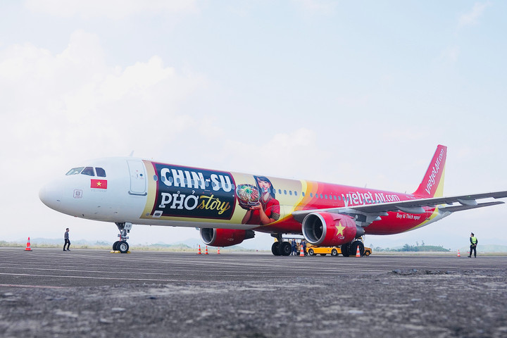 Tàu bay Vietjet mang hình ảnh CHIN-SU Phở Story.
