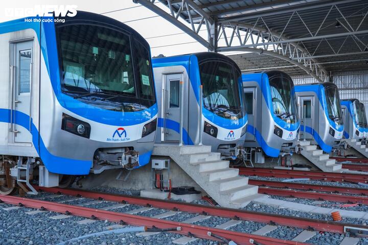 Người dân TP.HCM được miễn phí 1 tháng khi Metro số 1 chạy thương mại. (Ảnh: Lương Ý)