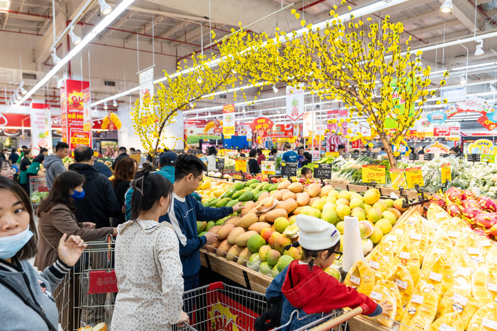 Hàng Tết Ất Tỵ 2025 đã được lên kệ tại các siêu thị thuộc hệ thống Central Group. (Ảnh: HL)