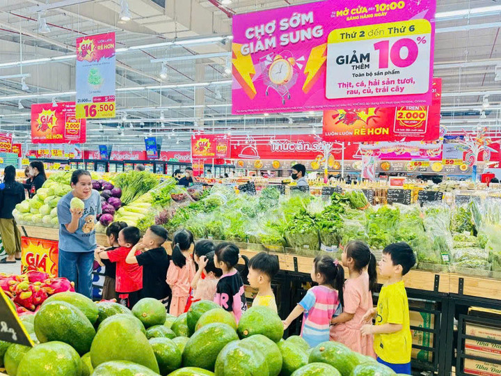 Xu hướng sắm Tết ngày càng đơn giản, tiết kiệm với những sản phẩm tiêu dùng thiết yếu, tốt cho sức khỏe. (Ảnh: H.L)