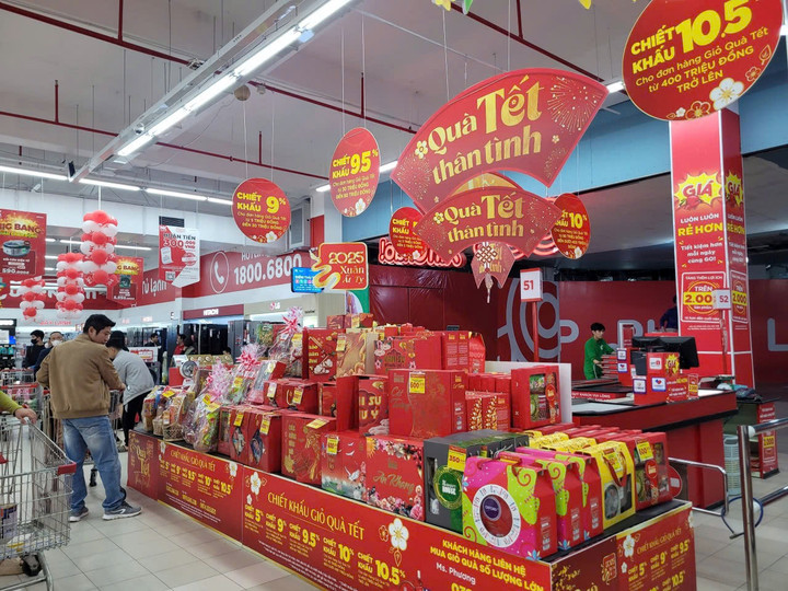 Giỏ quà Tết cũng được các siêu thị tung ra thị trường từ đầu tháng 12 với mức giá từ 100.000 đồng. (Ảnh: T. Tân)