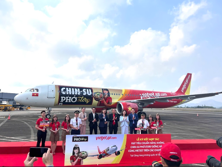 Tàu bay CHIN-SU Phở Story được chào đón bởi lãnh đạo Bộ, ban ngành, đại diện Masan Consumer và Vietjet.