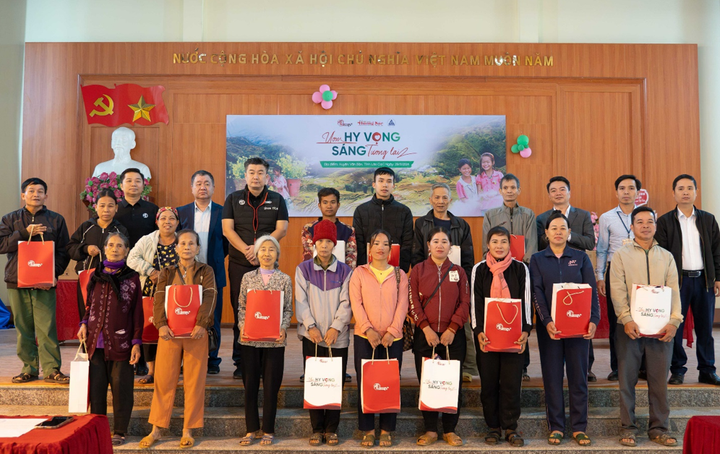 Trao tặng phần quà Tết tới các hộ gia đình khó khăn.