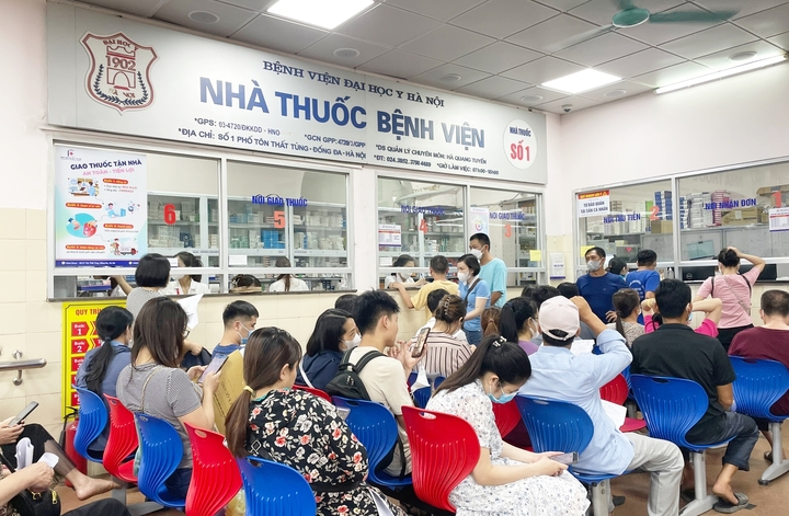 Người bệnh chờ mua thuốc tại bệnh viện. (Ảnh: NL)