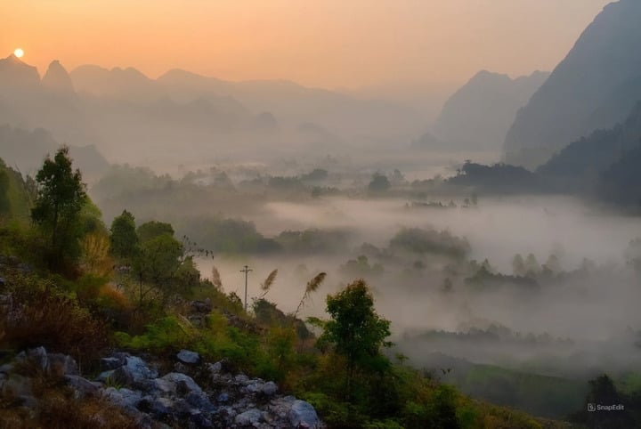 Thung lũng ngập tràn sương sớm khi mặt trời chưa lên cao. (Ảnh: Lục Thị Niên)