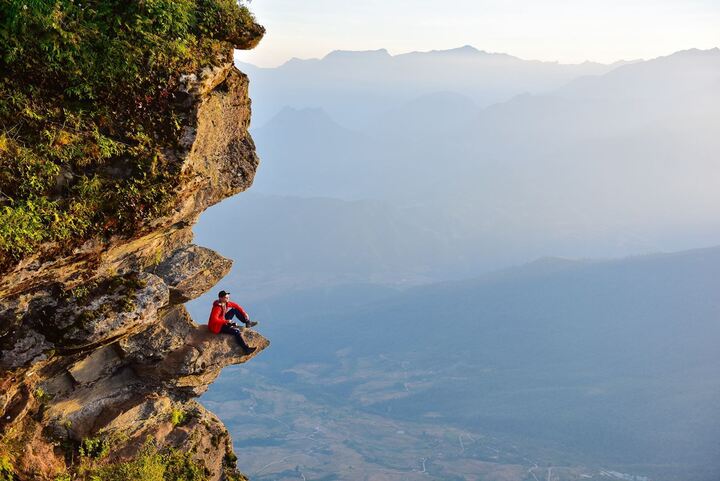Khung cảnh từ mỏm đá rất nên thơ và hùng vĩ. (Ảnh: Lekima Hung)