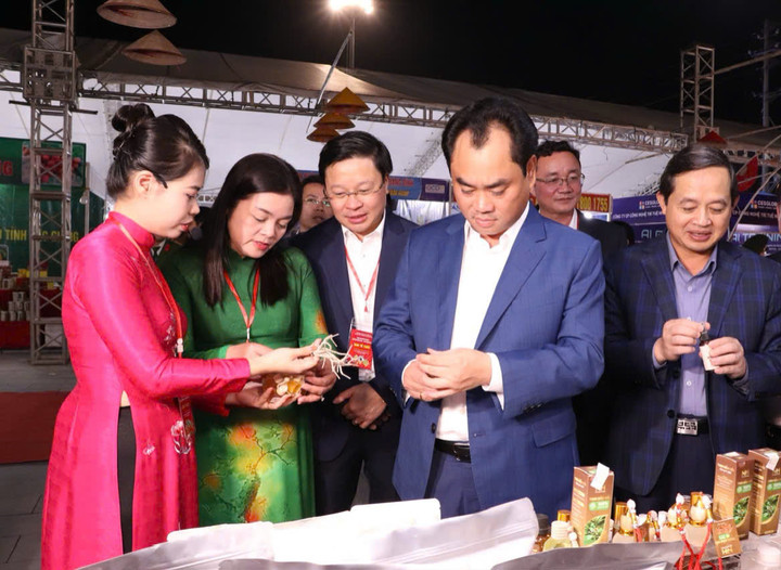 Ông Trịnh Việt Hùng, Uỷ viên dự khuyết Trung ương Đảng, Bí thư Tỉnh uỷ và các đồng chí lãnh đạo tỉnh, lãnh đạo huyện Phú Bình thăm gian hàng.