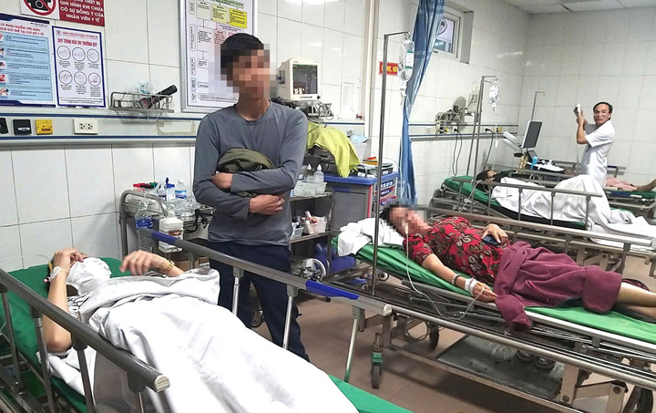 Công nhân được chuyển đến Bệnh viện Đa khoa 115 cấp cứu.