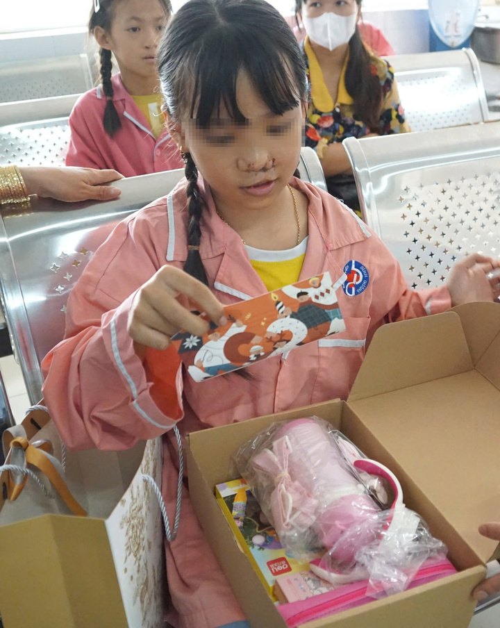 Bệnh nhân hở khe môi và vòm miệng.