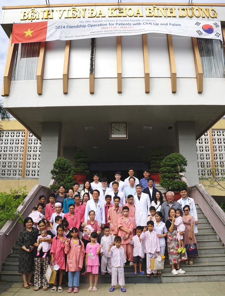 Ảnh tập thể nhân viên Công ty WeaversVIETNAM, nhân viên y tế và bệnh nhân bị khe hở môi và vòm miệng.