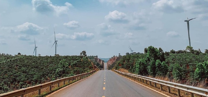 Đường vào cánh đồng điện gió Đắk Đoa cực lãng mạn.