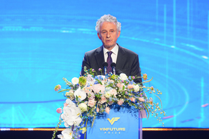 Chủ tịch Hội đồng giải thưởng VinFuture 2024 - giáo sư Richard Henry Friend phát biểu.