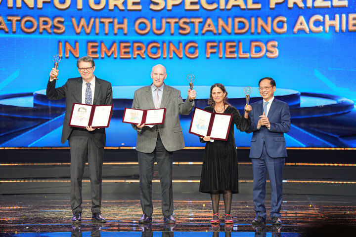 Phó Thủ tướng Bùi Thanh Sơn trao giải cho các nhà khoa học và đại diện.