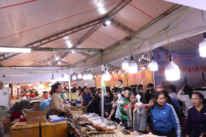 Đông đảo người dân tham gia hội chợ.