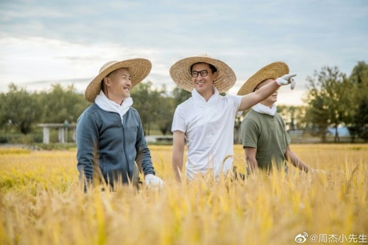 Châu Kiệt (giữa) rời xa showbiz, tập trung kinh doanh thực phẩm hữu cơ.