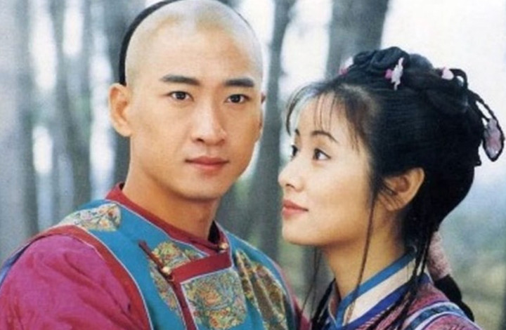 Châu Kiệt (trái) đóng vai Nhĩ Khang trong Hoàn Châu cách cách, bên cạnh là Lâm Tâm Như vai Hạ Tử Vy.