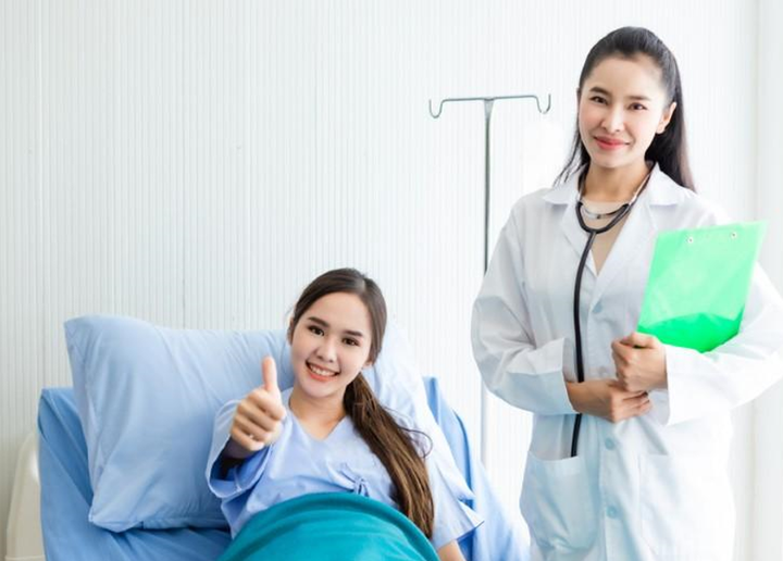 Bảo hiểm sức khỏe giúp khách hàng giảm bớt áp lực tài chính, an tâm chăm sóc sức khỏe.