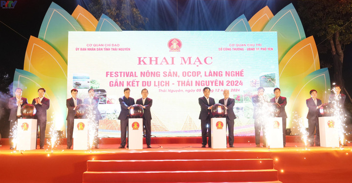 Lãnh đạo tỉnh Thái Nguyên thực hiện nghi thức cắt băng khai trương Festival năm 2024.