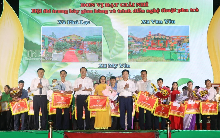 Ban Tổ chức trao giải cho các đội thi tham gia Hội thi trưng bày gian hàng và trình diễn nghệ thuật pha trà huyện Đại Từ, Thái Nguyên năm 2024.