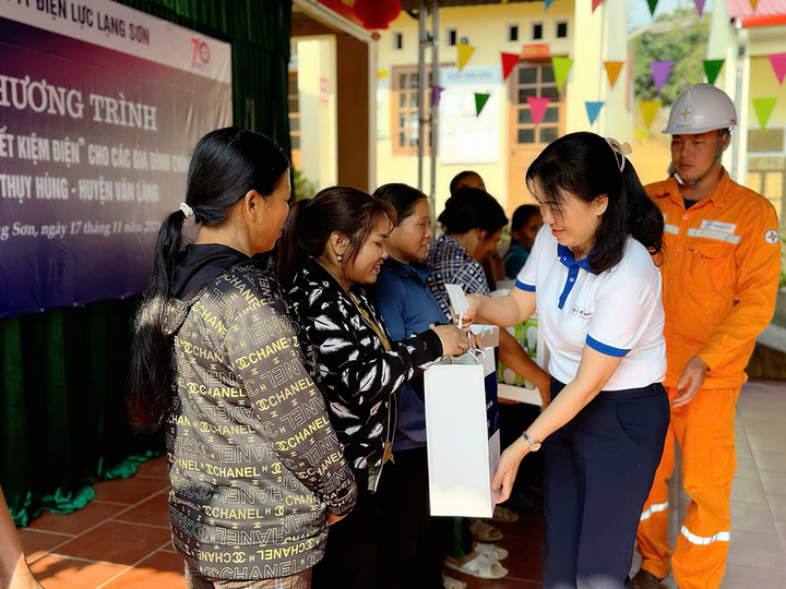 Bà Phạm Hồng Hà – Kế Toán trưởng, Trưởng Ban nữ công Công ty - trao tặng bóng đèn cho đại diện các gia đình nghèo, gia đình chính sách xã Thụy Hùng, huyện Văn Lãng.