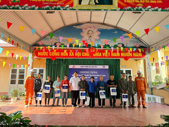 Ông Phùng Minh Hiếu – Giám đốc Điện lực Văn Lãng - trao tặng bóng đèn tiết kiệm điện cho đại diện các hộ gia đình.