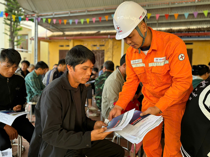Tuyên truyền cẩm nang an toàn điện đến người dân xã Thụy Hùng.