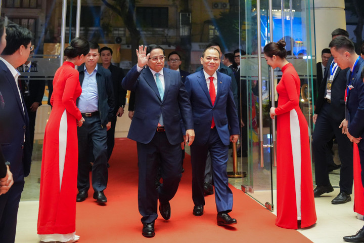 Thủ tướng Phạm Minh Chính cùng Chủ tịch Tập đoàn Vingroup Phạm Nhật Vượng tại sảnh Nhà hát Hồ Gươm.