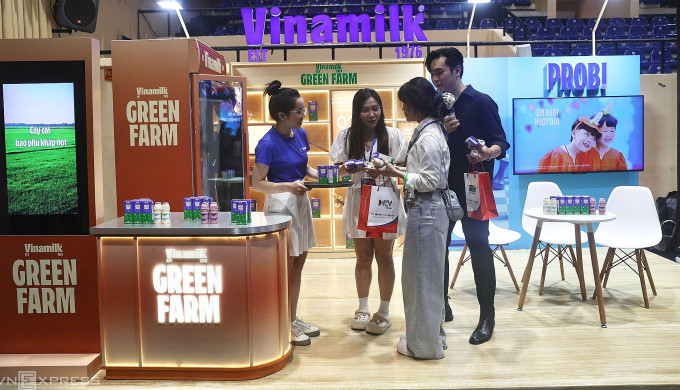 Người dùng tìm hiểu gian hàng của Vinamilk tại Vietnam iContent 2024. (Ảnh: Quỳnh Trần)