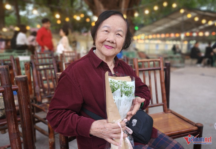 Ở tuổi 85, NSƯT Đức Lưu vẫn rất khoẻ mạnh, minh mẫn, đặc biệt 'lướt' mạng xã hội như thanh niên. Ảnh: T.Lê.