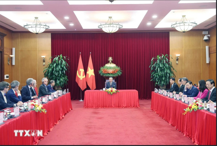 Tổng Bí thư Tô Lâm tiếp Nhóm các chuyên gia, nhà khao học tham dự Lễ trao giải VinFuture. (Ảnh: Thống Nhất/TTXVN)