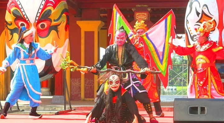 Các nghệ sĩ biểu diễn tuồng ở di tích Nghinh Lương Đình.