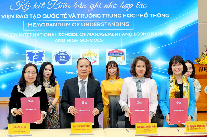 Trong khuôn khổ lễ ra mắt, Viện Đào tạo Quốc tế kí thỏa thuận hợp tác giữa Đại học Kinh tế Quốc dân với các doanh nghiệp và các trường THPT.