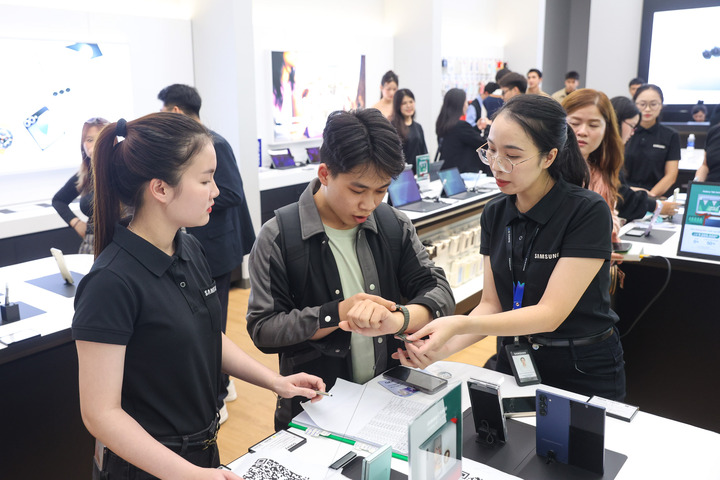 Theo Samsung chia sẻ, đây là nơi có thể mang đến cho người dùng không gian mua sắm trực quan và trải nghiệm hệ sinh thái bao gồm điện thoại, máy tính bảng, đồng hồ thông minh, tai nghe, phụ kiện...