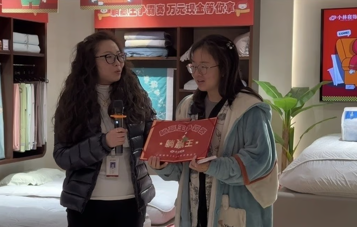 Người phụ nữ dành chiến thắng cuộc thi không sử dụng điện thoại ở thành phố Trùng Khánh, Trung Quốc. (Ảnh: Jimu News)