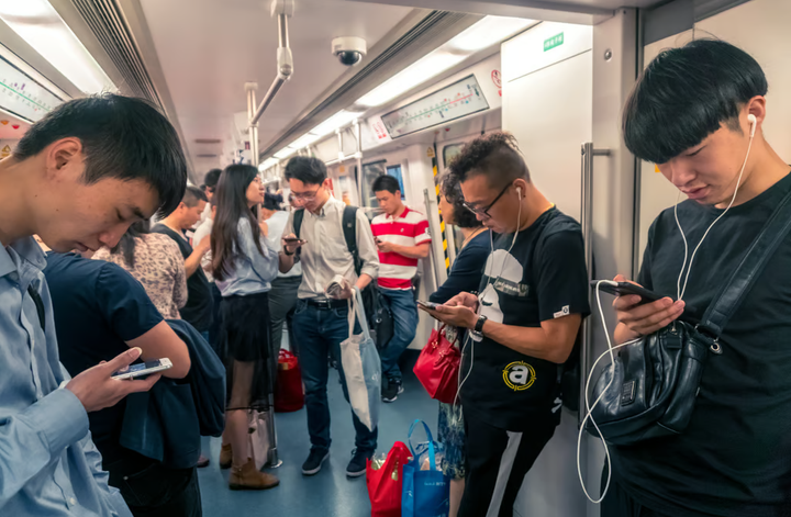 Nghiện điện thoại là vấn đề phổ biến trên toàn cầu. (Ảnh: Shutterstock)